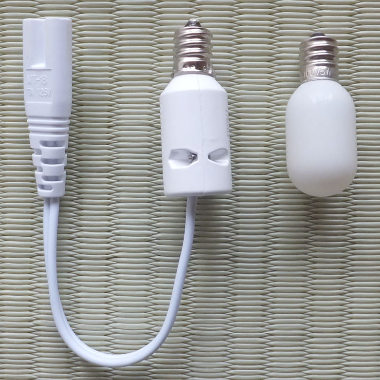 左がペンダントライトとLEDライトを接続するためのパーツ。右はこのパーツを接続するために外したナツメ球