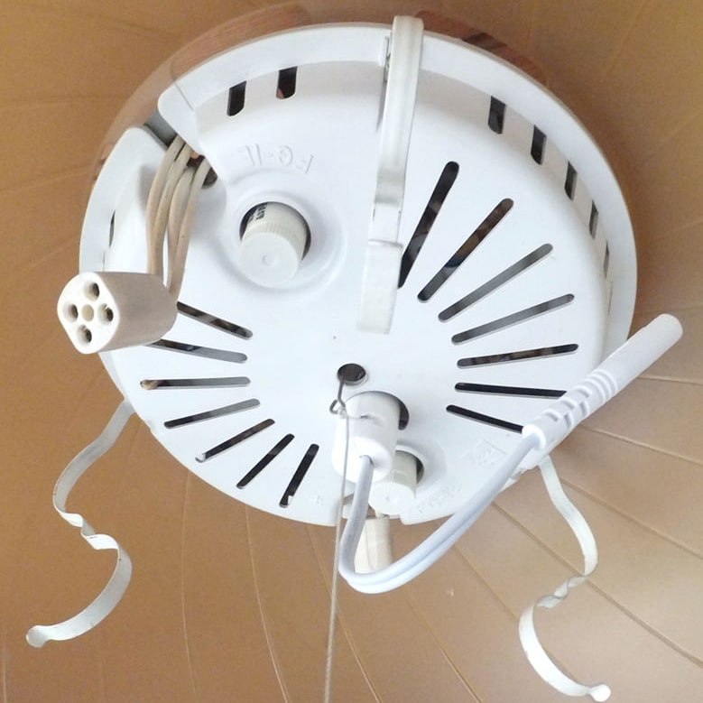 LEDライトを接続するためのパーツを取り付けたところ。この作業に限らず高いところでの作業になるので、安全には注意してほしい