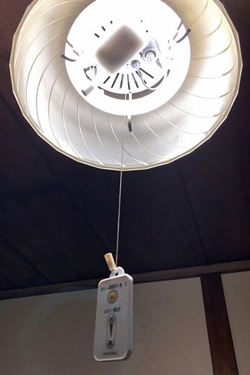 リモコンをひもにぶら下げてみたりもしたが、これだとリモコンの意味がなかったので却下した