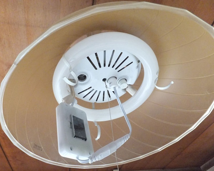 取り付けが終わった様子。箱がくっつけられずぶらぶらしてしまった