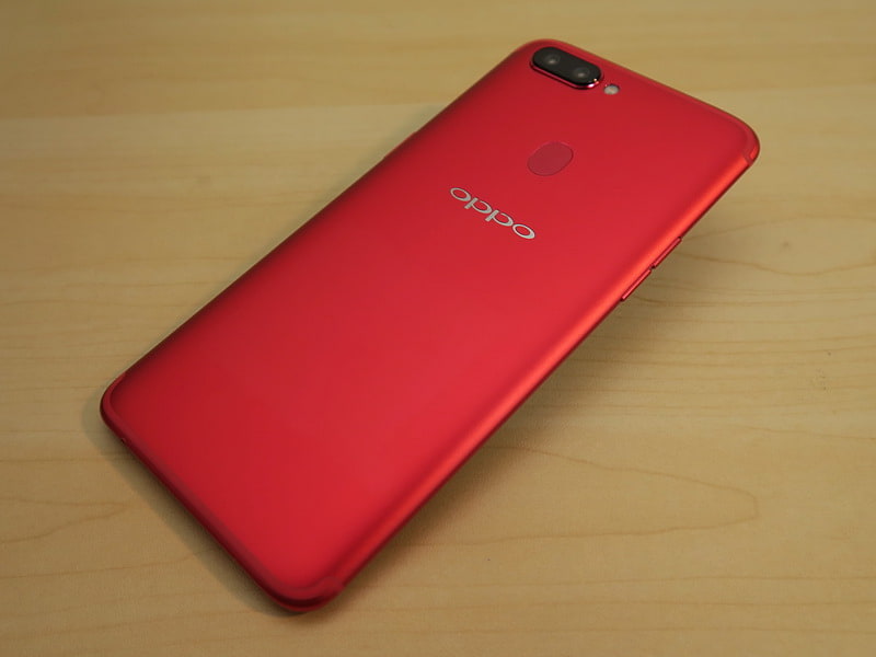 背面は左右側面へ向けて、ラウンドさせた形状。左上にデュアルカメラ、ロゴの真上に指紋センサーを備える