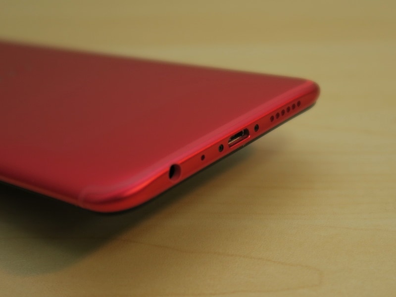 下部の端子付近は「クレッセントアーク」と呼ばれる三日月状の凹みがデザインされている