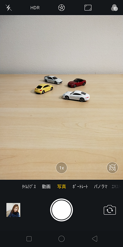 カメラのファインダー画面。非常にシンプルな構成で、設定する項目が少ない。［1x］をタップすると、2倍ズームに切り替えられる