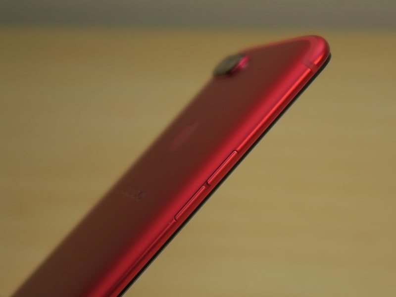 左側面は音量キーを備える。側面は左右共に少し突起があり、机などに置いたときにも持ち上げやすい形状