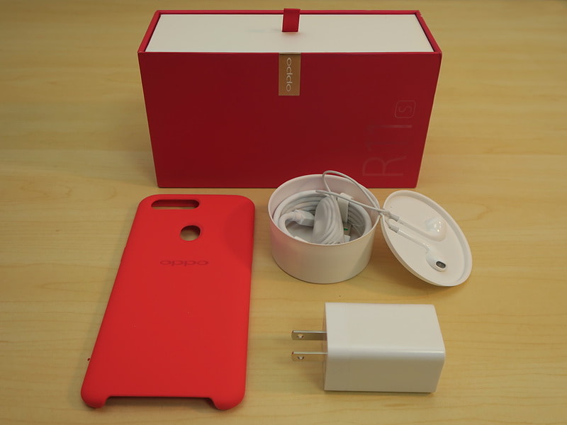 パッケージには急速充電対応ACアダプタ、ステレオイヤホン、ケース、USBケーブルなどが同梱される