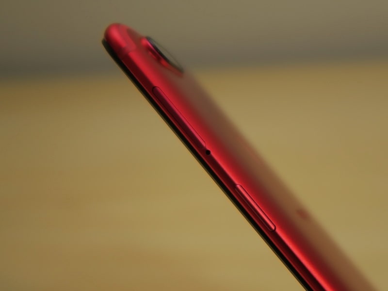 右側面には電源キー、ピンによる取り出しが可能なSIMカードトレイを備える。デュアルカメラの部分は飛び出ているので、カバーの装着がおすすめ