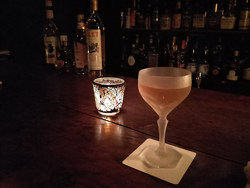 いつもの薄暗いバーでの撮影。この暗さでも十分な撮影が可能だが、もう一歩、明るく写って欲しいところ