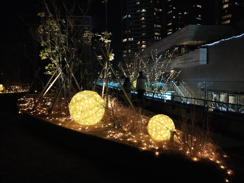 夜のイルミネーションを撮影。明暗がしっかりと撮影され、遠景の建物の窓の明かりもしっかりと捉えている