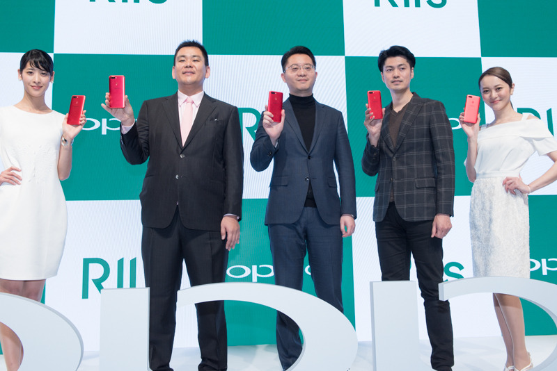 登壇者男性、左からOPPO Japan 取締役の河野謙三氏、同 代表取締役の鄧宇辰氏、写真家の角田修一氏