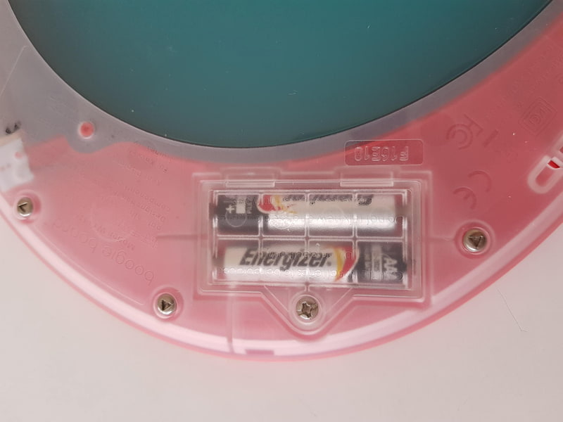 どこでも入手可能な単4乾電池2個で駆動する