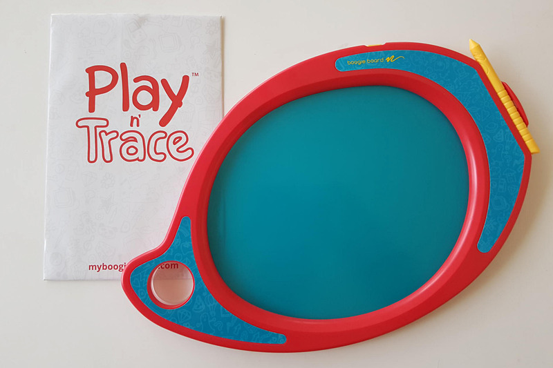 丸いデザイン、大きなハンドルのような穴、ペンホルダーなど、キッズ向きの仕様だ