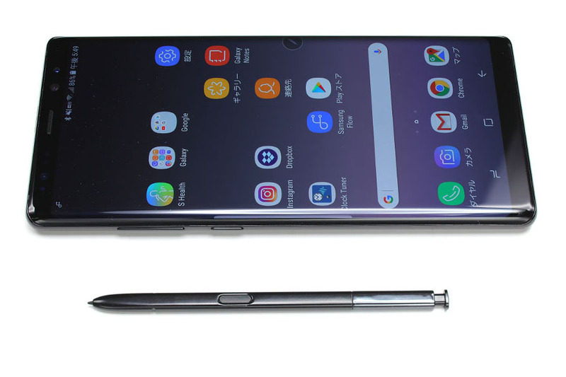 ドコモのサムスン製スマートフォン「Galaxy Note8」。本体内に格納可能なSペンで、端末の操作全般はもちろん、手書き文字入力やスケッチ描画などが可能です。