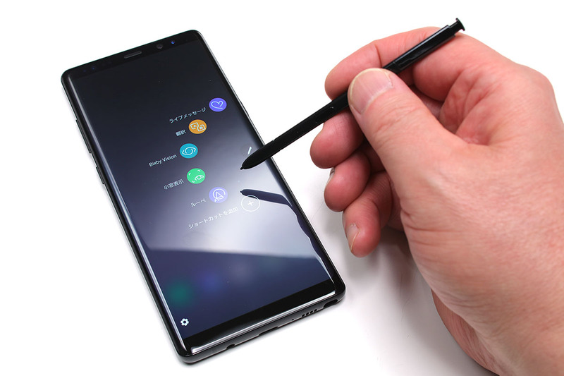 ドコモのサムスン製スマートフォン「Galaxy Note8」。本体内に格納可能なSペンで、端末の操作全般はもちろん、手書き文字入力やスケッチ描画などが可能です。