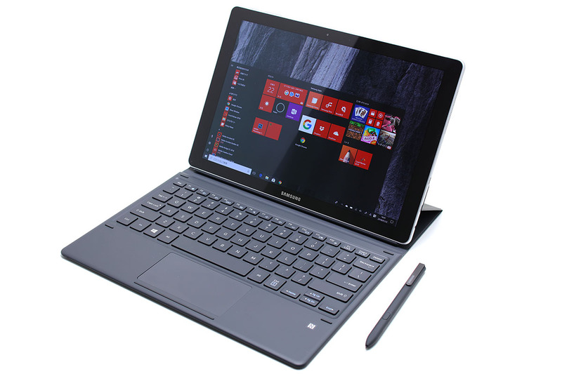 サムスンのWindows 10 2in1タブレットPC「Galaxy Book 12.0」。これもSペン対応で、ペンによる操作、入力、描画が可能です。