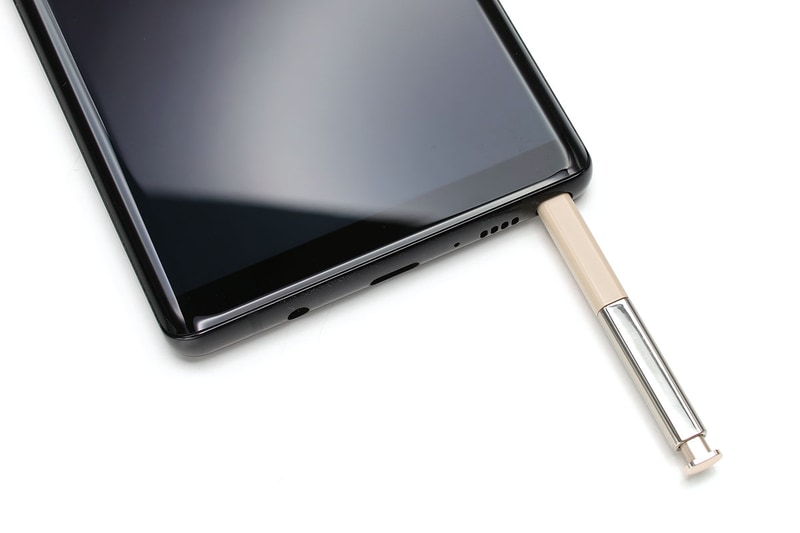 写真左は、ベージュがau版のSペンで、ブラックがドコモ版。両色とも両キャリアにあります。外観は全く同じで、au版Sペンをドコモ版Galaxy Note8にセットできました。Sペンを引き抜くと立ち上がる「画面オフメモ」機能やエアコマンド機能が使えるあたりも同様です。写真右は、Galaxy Notesアプリのグリッドに沿って線を描いた様子。左がau版Sペンの筆跡で、右がドコモ版Sペンの筆跡です。どちらもペン先と筆跡がズレる感じはなく、自然に描けました。