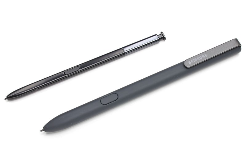 Galaxy Note8用Sペンも、Galaxy Book 12.0用Sペンも、Galaxy Note8用デジタルペンとしてはだいたい同様に使えると感じられました。Galaxy Book 12.0用Sペンを使って、Galaxy Note8にエアコマンドを表示したり、「画面オフメモ」を起動して使うことも可能。なお、Galaxy Note8に付属Sペンを挿したままほかのSペンを使う場合は、[設定]→[高度な機能]→[Sペン]で、[省電力モード]をオフにする必要があるでしょう。こうしないと、Galaxy Note8から付属Sペンを抜かないと、端末がSペンに反応しないからです。