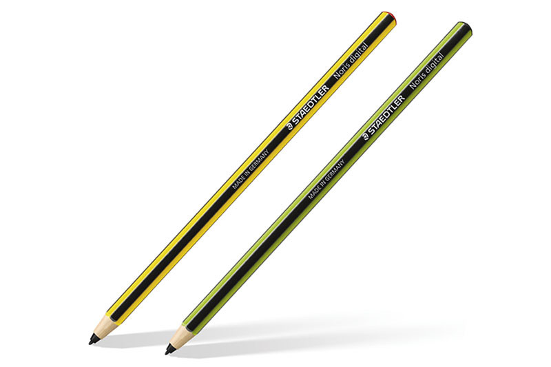 サムスンとステッドラー共同開発の「STAEDTLER Noris digital」。ステッドラーのノリス鉛筆を感じさせるデザインと質感ですが、サムスンGalaxyシリーズ各種に対応するSペンです。長さは約175mm。
