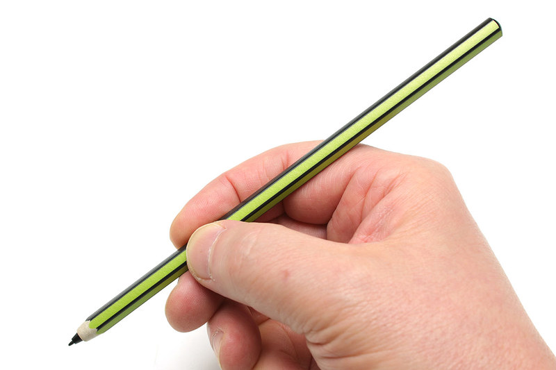 サムスンとステッドラー共同開発の「STAEDTLER Noris digital」。ステッドラーのノリス鉛筆を感じさせるデザインと質感ですが、サムスンGalaxyシリーズ各種に対応するSペンです。長さは約175mm。