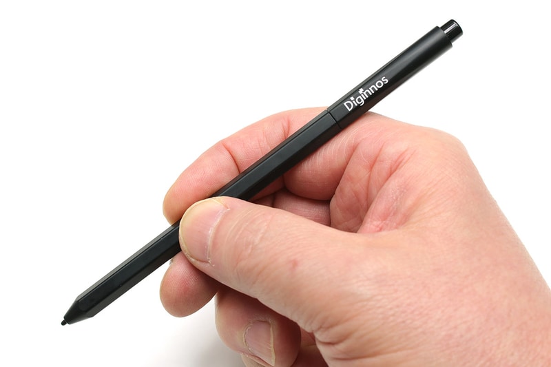 「Diginnos raytrektab（DG-D08IWP）」のペン。raytrektab付属品と同じものですが、別売もされています。標準のペン先以外に、エラストマー製やフェルト製のペン先も別売されています。長さは約147mm。