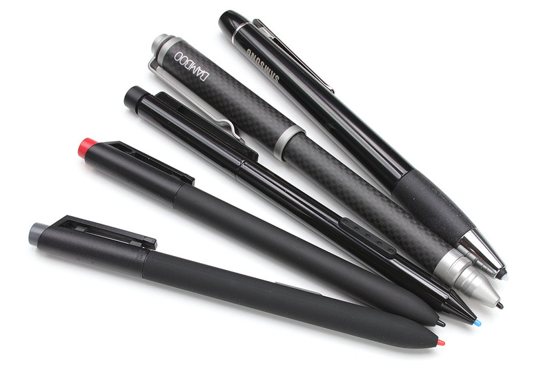 ワコム電磁共鳴（EMR）方式対応の各種デジタルペン。右は最も書き味の良い「Bamboo Stylus feel for Samsung Galaxy Note」（<a href="http://www.wacom.com/ja-jp/products/stylus/bamboo-stylus-feel-for-samsung-galaxy-note" class="strong bn" target="_blank">公式ページ</a>）で描いた筆跡です。