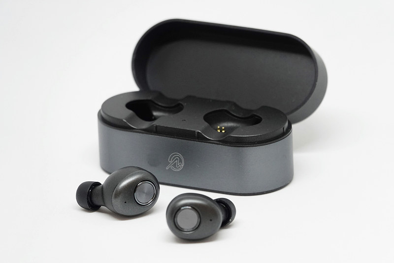 一度ペアリング設定をすれば、ケースから取り出すだけで端末と接続。ペアリング可能台数は8台となっているが、複数台同時待ち受けは不可