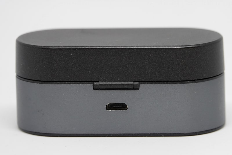 バッテリー内蔵クレードルケース。イヤホン本体を3回フル充電できる。ケースへの充電はmicroUSBで行う