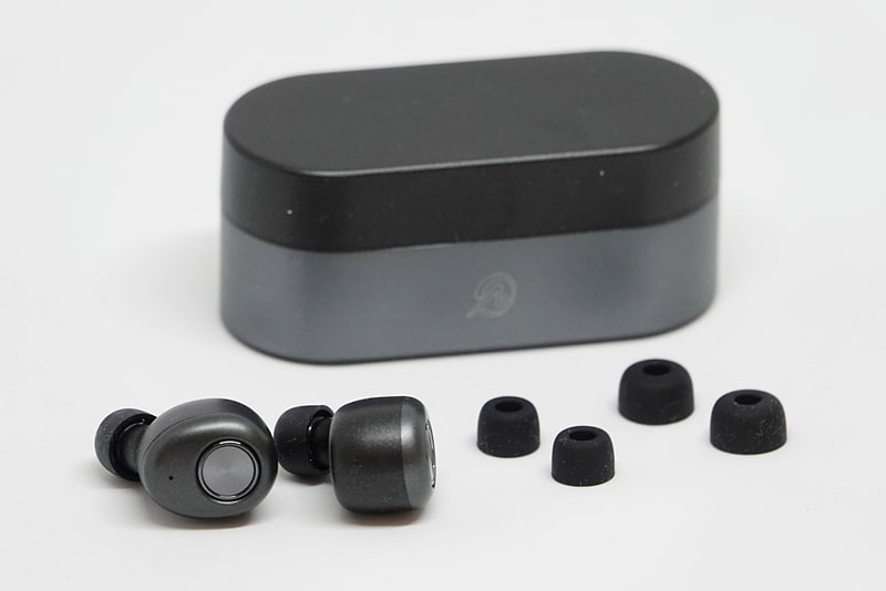 イヤーキャップは、装着済みのMサイズのもののほかにS、Lサイズを同梱。劣化したりなくしたりしても「サポート用品」として購入できる。ちなみに本体そのものも、左右ばらばらに購入可能