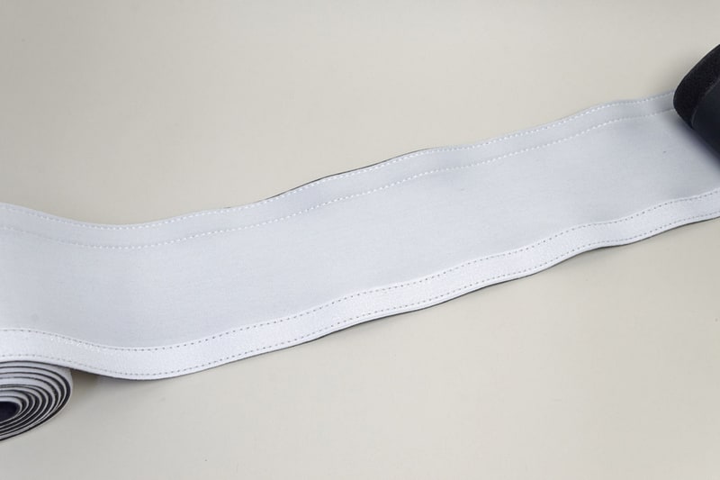 広げて、巻いて、面ファスナーで留めてホース状にして使う