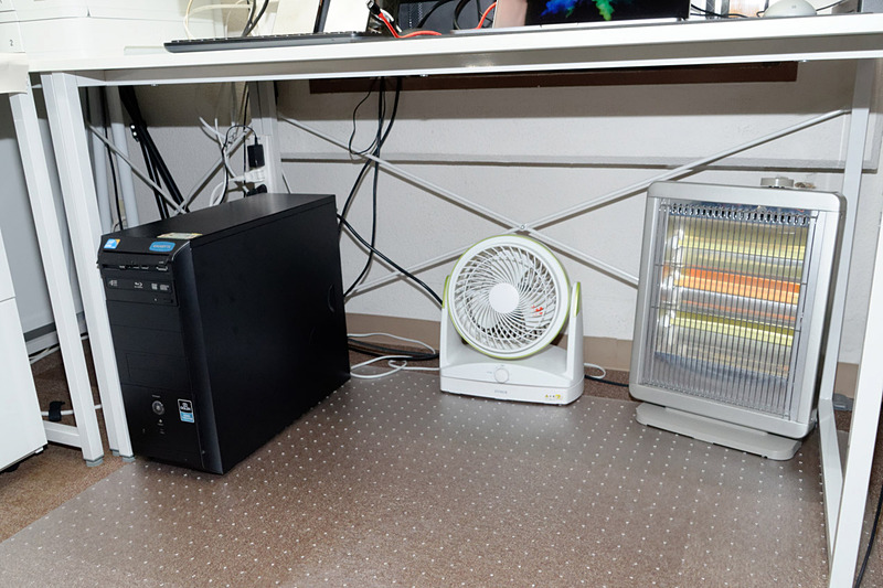 ケーブル整理前。だらしなくぶら下がったケーブルたち。デスクの下も上も、特に電源タップ周りは救いようがない