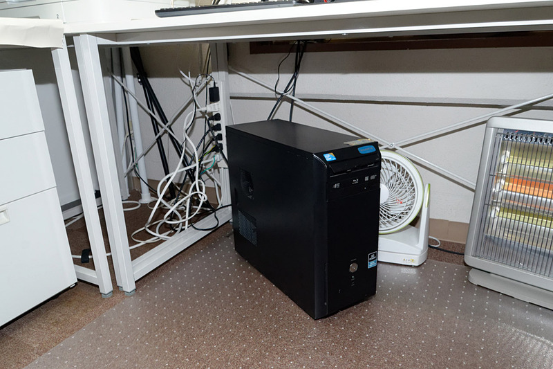 ケーブル整理前。だらしなくぶら下がったケーブルたち。デスクの下も上も、特に電源タップ周りは救いようがない