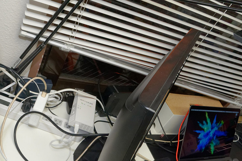 ケーブル整理前。だらしなくぶら下がったケーブルたち。デスクの下も上も、特に電源タップ周りは救いようがない