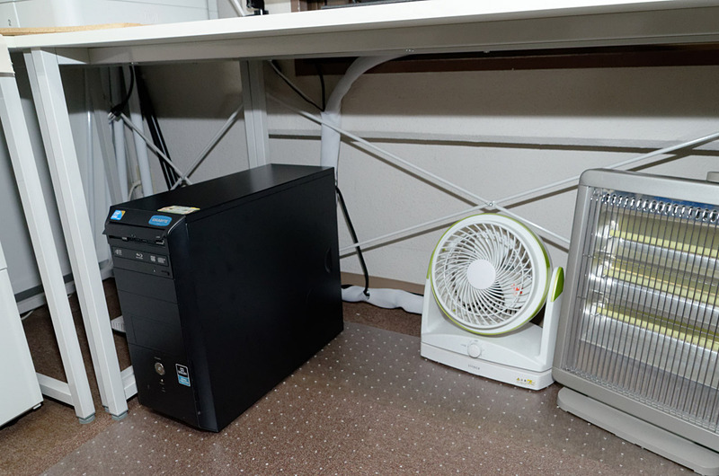 （約1時間かけた）ケーブル整理後。だらしなさはすっかり解消。デスク上から電源タップを排除し、作業スペースを広げることができた。その分デスク下の電源タップ周りが少しごちゃついているが、デスク上から移動してきて2個分をまとめたわりには、マシ