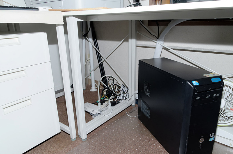 （約1時間かけた）ケーブル整理後。だらしなさはすっかり解消。デスク上から電源タップを排除し、作業スペースを広げることができた。その分デスク下の電源タップ周りが少しごちゃついているが、デスク上から移動してきて2個分をまとめたわりには、マシ