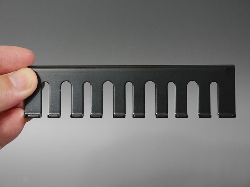 ホルダーパーツ。ケーブルをひっかける溝は9つあり、幅4mmと6mmが交互に並んでいる