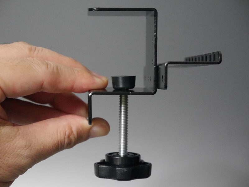 最大35mmまでの天板を挟み込める