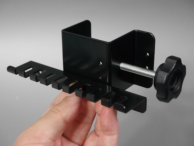 クランプ部を縦向きにし、垂直の支柱を挟むことも可能