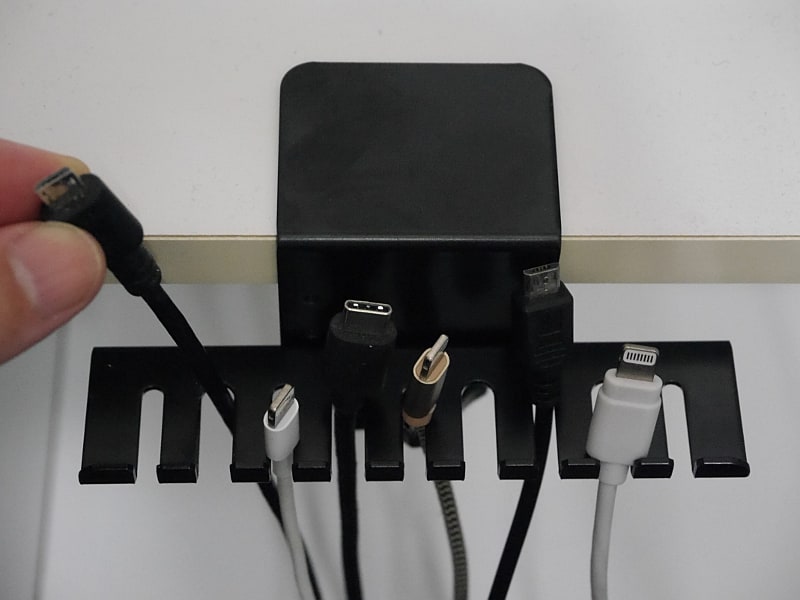 本体が安定しているため、ケーブルをひっかけたり、取り外したりするのも片手でラクに行える。マグネット式や両面テープ固定式のケーブルホルダーではこうはいかない