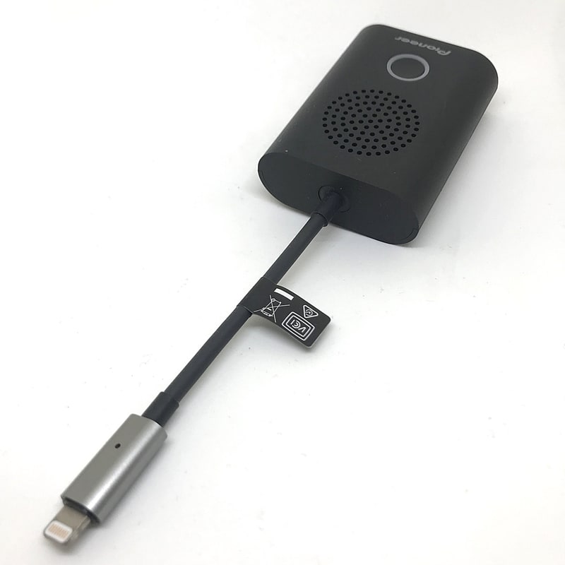 接続ケーブルの先端にマイクを備えます。本体のボタンを押すと自動的にミュートが働きます