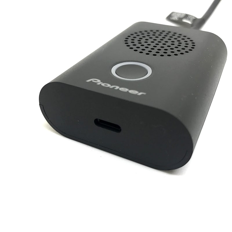 本体にLightning接続用のポートを備え、充電しながら使用できます