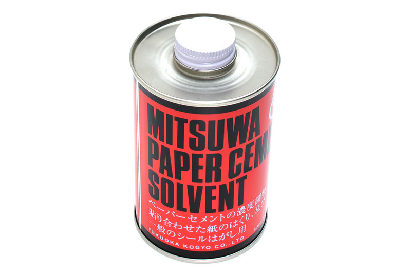 福岡工業の「ソルベント」。缶入りで各容量が売られています。これを専用ディスペンサーに入れて使います。