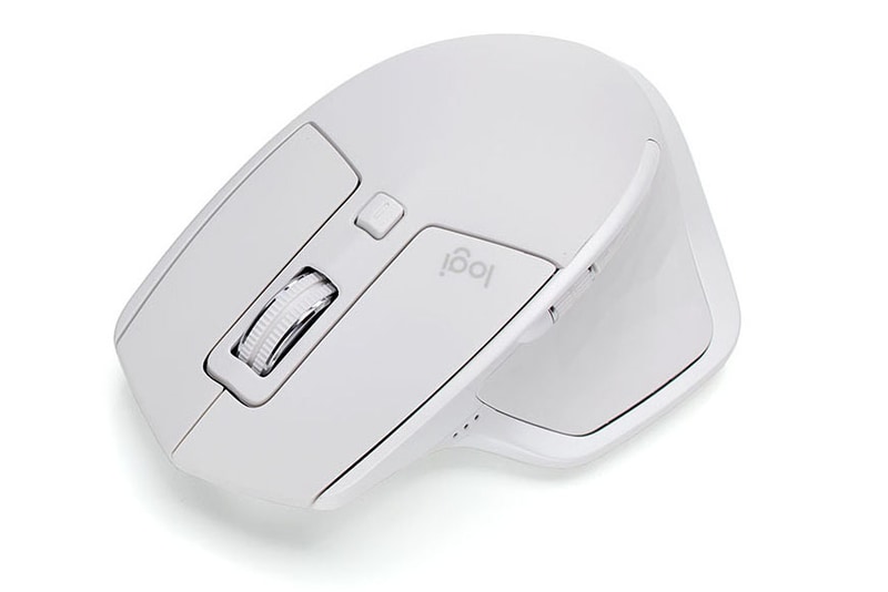 ロジクールの「MX MASTER 2S」。グレイというカラーですが、白に近い明るい色です。2017年の10月頃に購入し、しばらく使った状態。キレイな色のマウスですよね。