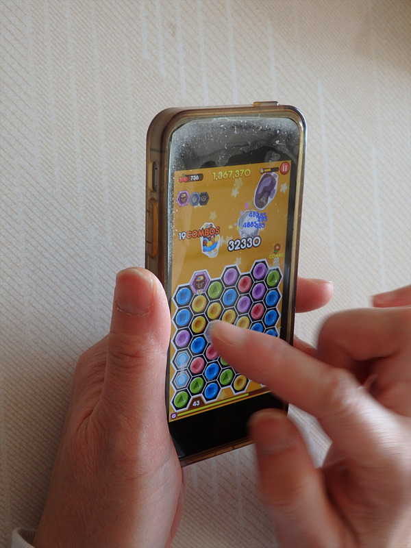 写真がぶれてしまうほどの高速な右手の動きを見てほしい。これがiPhone SEに最適化されてしまったゲーマー指の速度なのだ