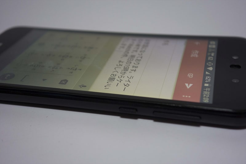 冷やしたスマホの画面アップ。ちょっと曇っている程度なのだが、濡れてもいけない、乾いてもいけない、微妙な冷やしが奇跡を起こすようだ。なお、こんなしょうもないテストなのに面白くて深夜2時が過ぎた