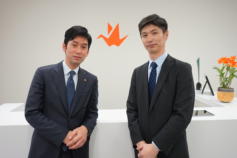 Origami 代表取締役社長 康井義貴氏（左）と、マーケティング部 ディレクターの古見幸生氏