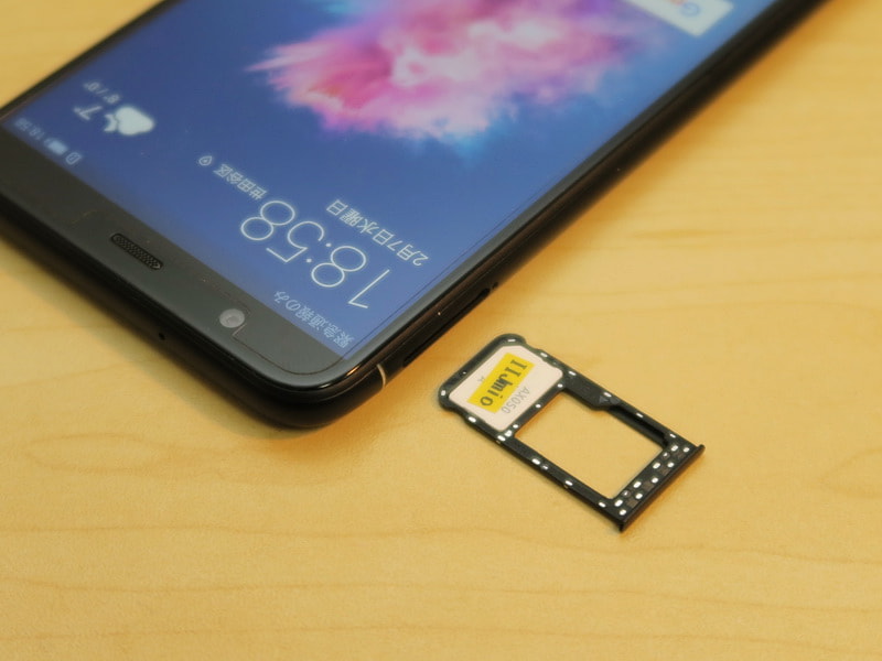 SIMカードトレイはデュアルSIM対応だが、LTE/3GとGSMの構成のみ利用可能。microSDメモリーカードと2枚目のnanoSIMカードは排他利用