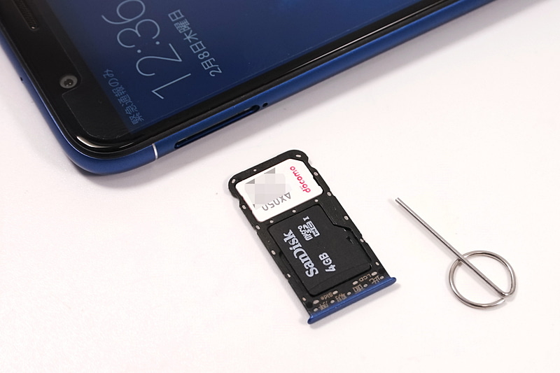 デュアルSIMをサポートするが、SIMスロット2は日本では利用不可。microSDスロットと兼用になっている