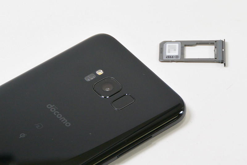 auで契約変更したグレーのnano SIMカードを、ドコモでロック解除したGalaxy S8+にセットしようとしたところ、問題が発生！