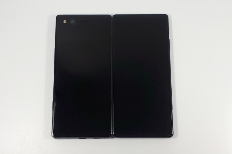 下部にUSB Type-C端子とスピーカーを備える