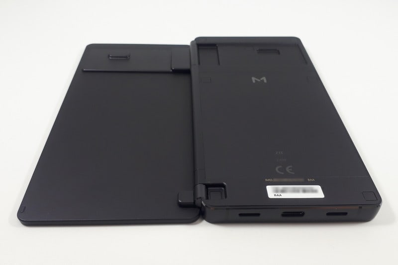 下部にUSB Type-C端子とスピーカーを備える