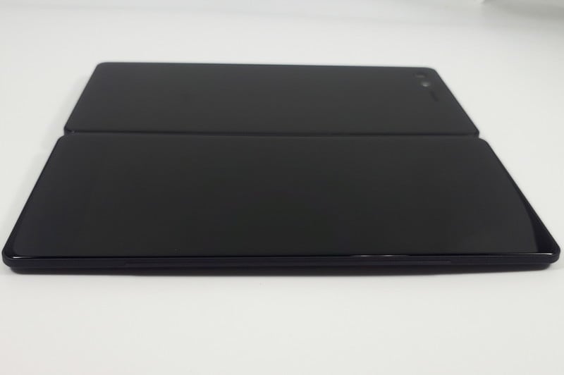 2つの画面を1画面として使えるが、左右で微妙な画面位置のズレが見られる